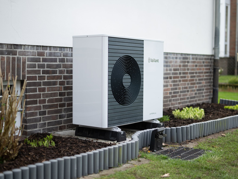 In Neubaugebieten sind Wärmepumpen häufig zu sehen. (Archivbild) - Foto: Daniel Reinhardt/dpa/dpa-tmn