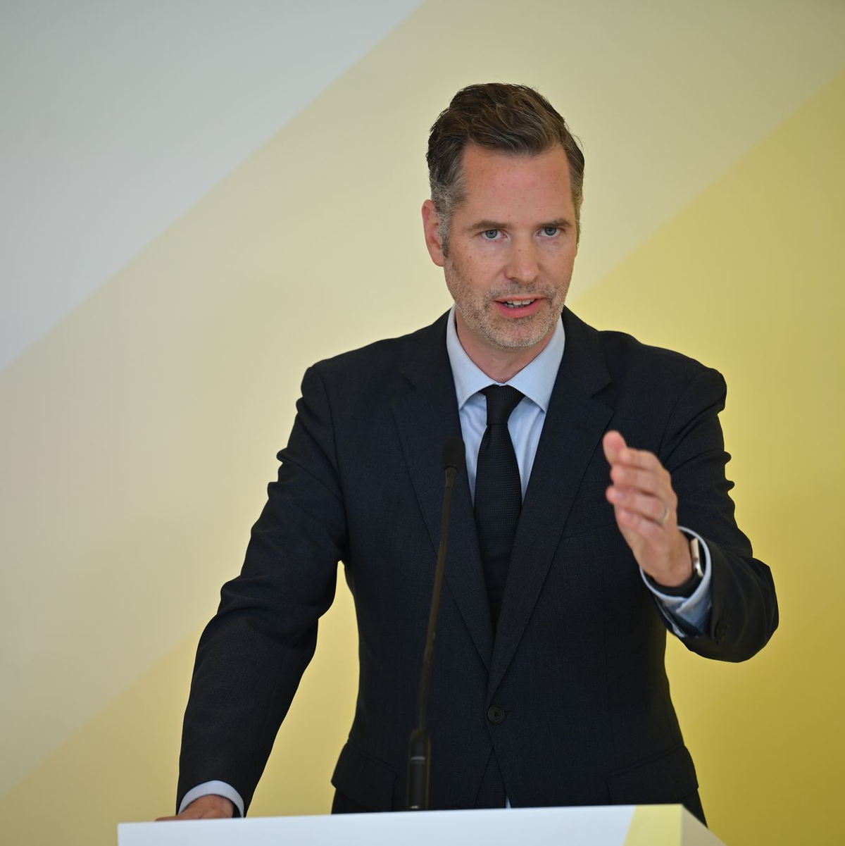 FDP-Fraktionschef Dürr will Sozialleistungen für abgelehnte Asylbewerber abschaffen. (Archivbild) - Foto: Sabina Crisan/dpa