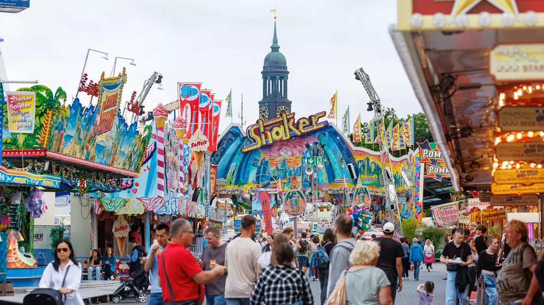 Menschen wollen gemeinsam etwas erleben - wie hier auf dem Hamburger Sommerdom. (Symbolbild) - Bild: Markus Scholz/dpa