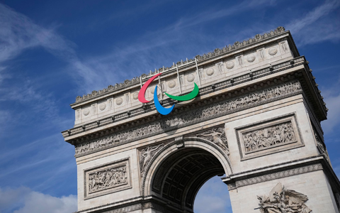 Dritte Medaille für Dressurreiterin Anna-Lena Niehues bei den Paralympics. - Foto: Christophe Ena/AP/dpa