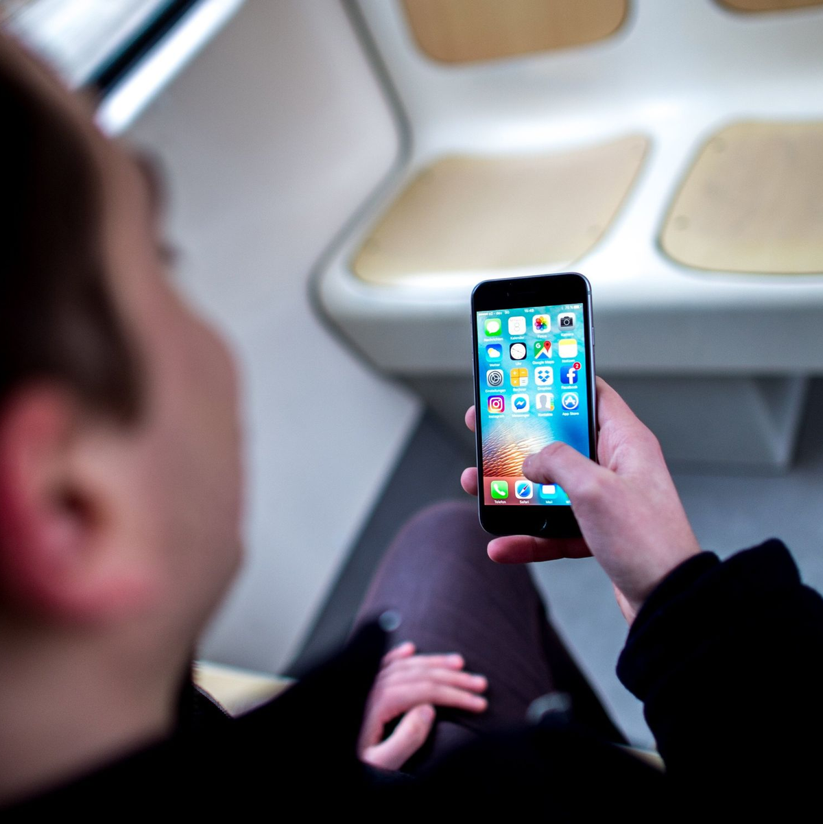 Besonders auf dem Smartphone wird häufig im Internet gesurft. (Symbolbild) - Foto: picture alliance / Hauke-Christian Dittrich/dpa