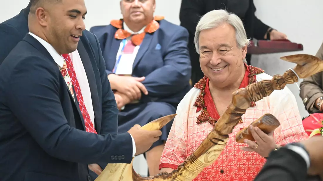 Der Generalsekretär der Vereinten Nationen, Antonio Guterres, mahnte angesichts der Bedrohung Tongas zu mehr Klimaschutz. - Bild: Ben Mckay/AAP/dpa