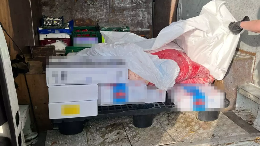 POL-GE: Polizisten stoppen Transporter mit ungekühltem Fleisch auf Ladefläche - Bild: presseportal.de