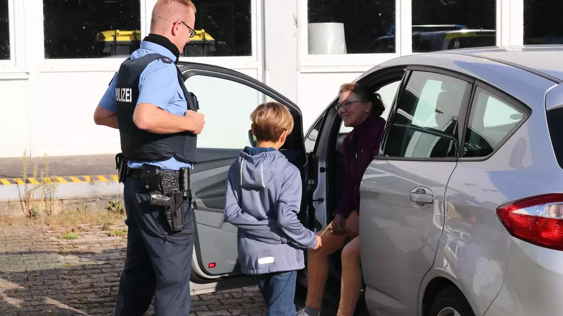 POL-KB: Edertal Bergheim - Aktion Blitz for Kids - Polizei verteilt mit Grundschülern grüne und gelbe Karten an Autofahrer - Bild: presseportal.de