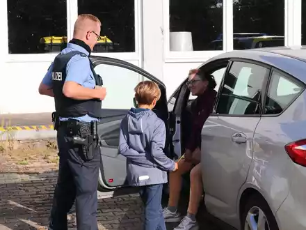 POL-KB: Edertal Bergheim - Aktion Blitz for Kids - Polizei verteilt mit Grundschülern grüne und gelbe Karten an Autofahrer - Foto: presseportal.de