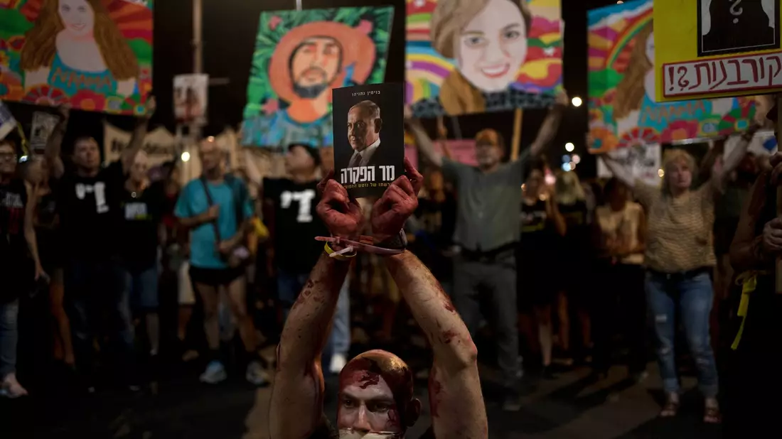 Demonstration für Freilassung von Geiseln in Tel Aviv. (Archivfoto) - Bild: Maya Alleruzzo/AP