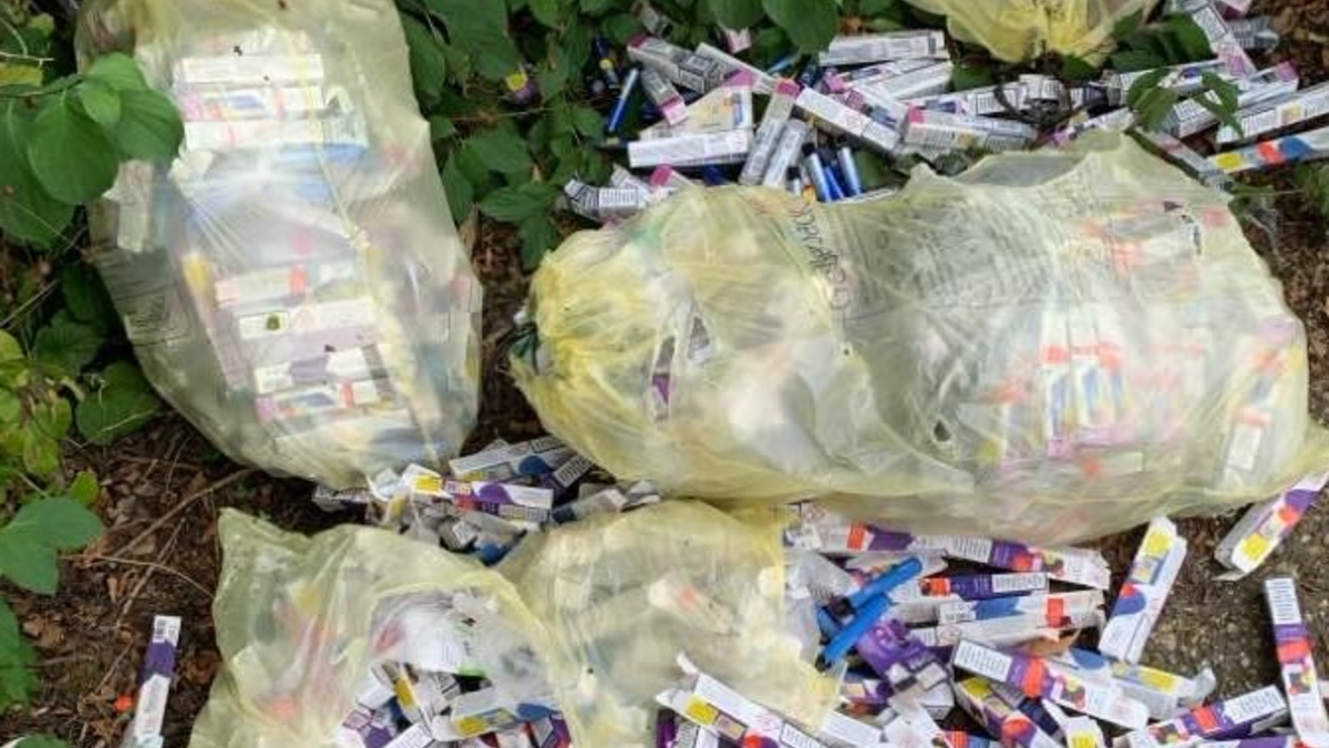 POL-UL: (GP) Göppingen - Illegal Müll entsorgt / Am Sonntag oder Montag entsorgte ein Unbekannter hunderte E-Zigaretten in Göppingen. - Foto: presseportal.de