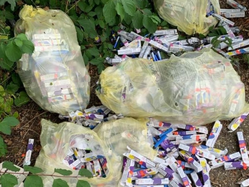 POL-UL: (GP) Göppingen - Illegal Müll entsorgt / Am Sonntag oder Montag entsorgte ein Unbekannter hunderte E-Zigaretten in Göppingen. - Foto: presseportal.de