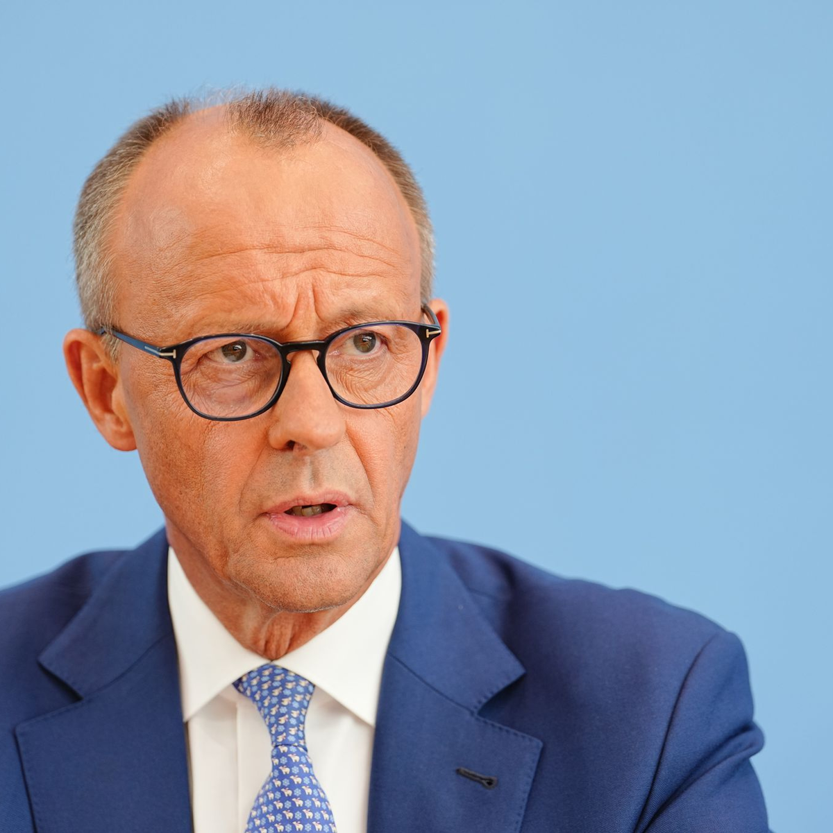 Oppositionsführer Merz bietet dem Kanzler gemeinsame Asyl-Beschlüsse an. - Foto: Kay Nietfeld/dpa