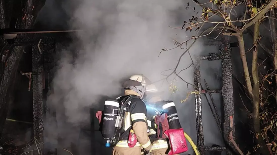 FW Stuttgart: Brand einer Gartenhütte - Bild: presseportal.de
