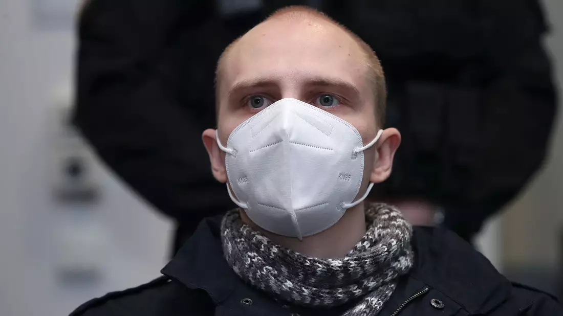 Halle-Attentäter Stephan Balliet ist von einem Gefängnis in Thüringen nach Nordrhein-Westfalen verlegt worden. (Archivbild) - Bild: Ronny Hartmann/AFP/POOL/dpa