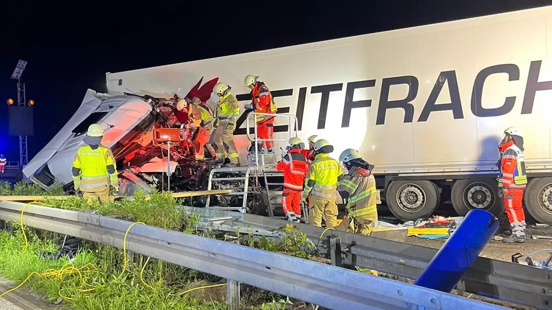 FW-GL: Aufwändige technische Rettung nach Verkehrsunfall mit einem LKW auf der Bundesautobahn 4 - Bild: presseportal.de