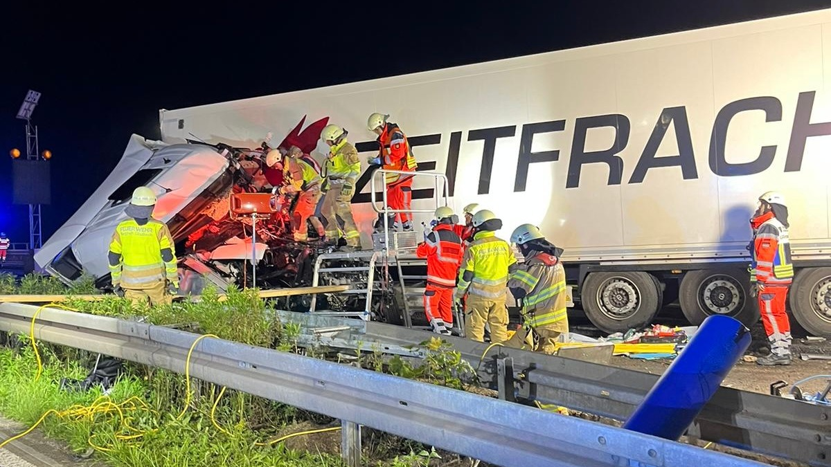 FW-GL: Aufwändige technische Rettung nach Verkehrsunfall mit einem LKW auf der Bundesautobahn 4 - Foto: presseportal.de