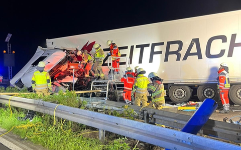 FW-GL: Aufwändige technische Rettung nach Verkehrsunfall mit einem LKW auf der Bundesautobahn 4 - Foto: presseportal.de