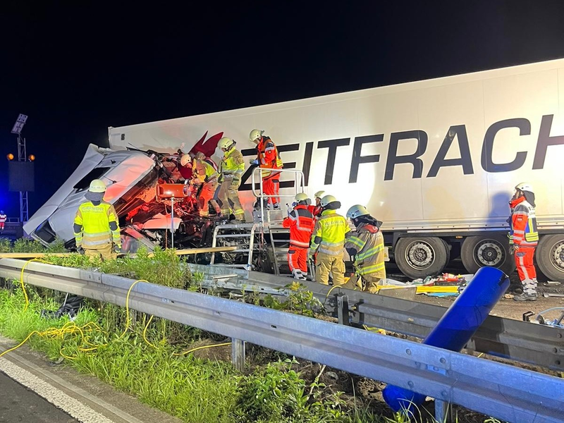 FW-GL: Aufwändige technische Rettung nach Verkehrsunfall mit einem LKW auf der Bundesautobahn 4 - Foto: presseportal.de