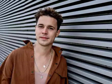 DJ Felix Jaehn hat erstmal alle Shows abgesagt, weil er mehr Pause und Zeit zum Heilen braucht. - Foto: Britta Pedersen/dpa-Zentralbild/ZB