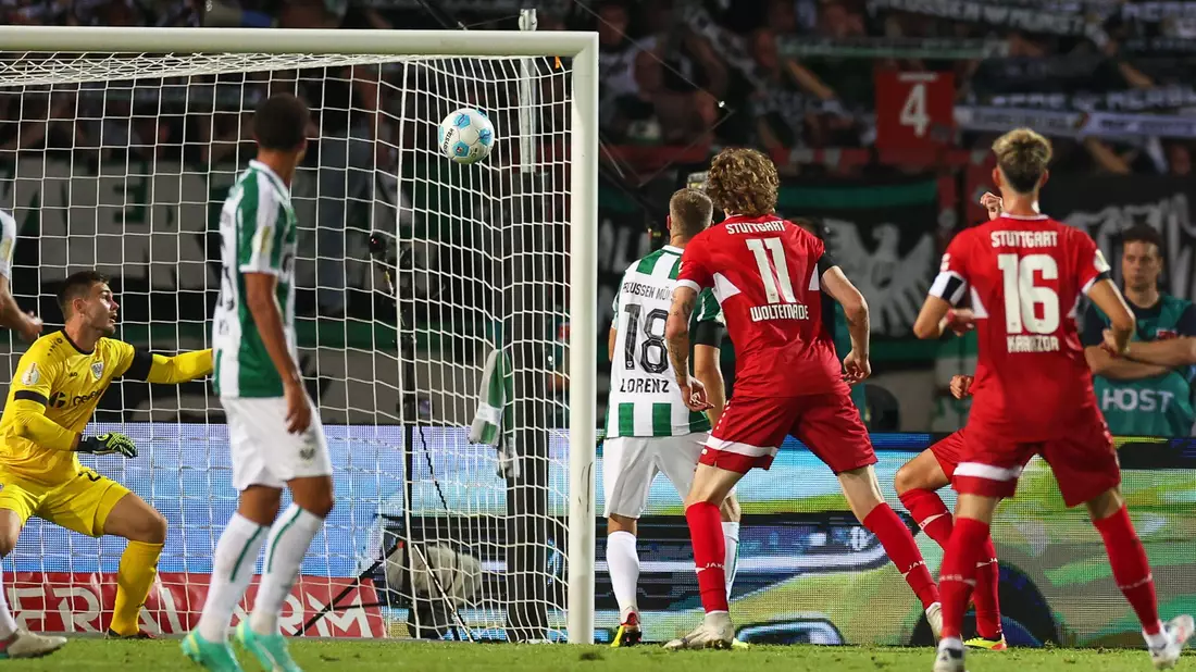 Das 20-Jährige Talent Anrie Chase (r.) gab sein Debüt in der VfB-Startelf. - Bild: Friso Gentsch/dpa