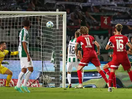 Das 20-Jährige Talent Anrie Chase (r.) gab sein Debüt in der VfB-Startelf. - Foto: Friso Gentsch/dpa