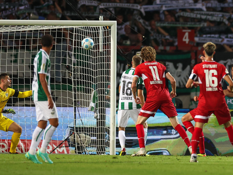 Das 20-Jährige Talent Anrie Chase (r.) gab sein Debüt in der VfB-Startelf. - Foto: Friso Gentsch/dpa