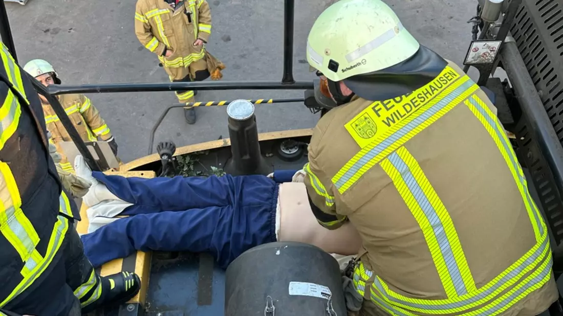 FW-OLL: Rettung aus der Höhe: Feuerwehr Wildeshausen übt Notfallrettung bei Herzstillstand auf einem Mähdrescher - Bild: presseportal.de