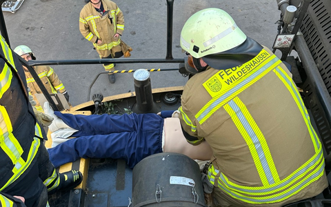 FW-OLL: Rettung aus der Höhe: Feuerwehr Wildeshausen übt Notfallrettung bei Herzstillstand auf einem Mähdrescher - Foto: presseportal.de
