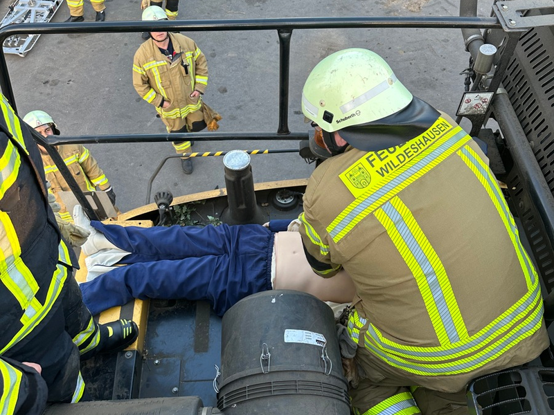 FW-OLL: Rettung aus der Höhe: Feuerwehr Wildeshausen übt Notfallrettung bei Herzstillstand auf einem Mähdrescher - Foto: presseportal.de