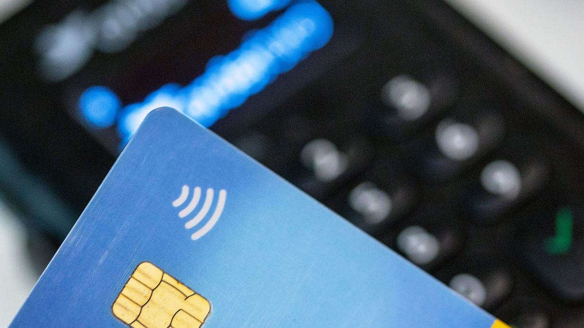 Wer die Girocard nutzt, soll erfolgreiches Bezahlen besser sehen und hören können. (Symbolbild) - Foto: Fernando Gutierrez-Juarez/dpa