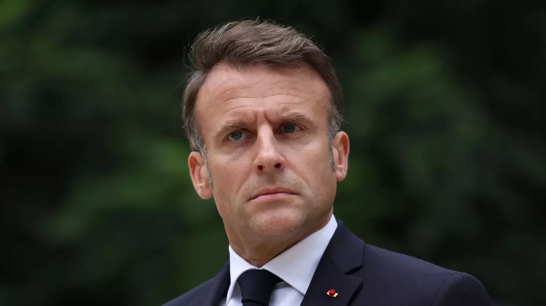 Auch Präsident Macron würde von einem Regierungssturz Schaden davontragen. (Archivbild) - Bild: Aurelien Morissard/AP Pool/dpa