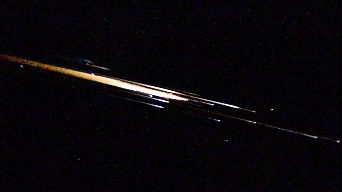 Ein Starlink-Satellit ist laut Bundesamt für Bevölkerungsschutz und Katastrophenhilfe (BBK) aus Süddeutschland sichtbar über der Schweiz in die Atmosphäre eingetreten. - Bild: Tim Meyer/EHL Media/dpa