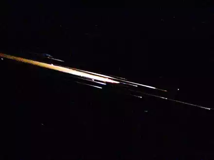 Ein Starlink-Satellit ist laut Bundesamt für Bevölkerungsschutz und Katastrophenhilfe (BBK) aus Süddeutschland sichtbar über der Schweiz in die Atmosphäre eingetreten. - Foto: Tim Meyer/EHL Media/dpa