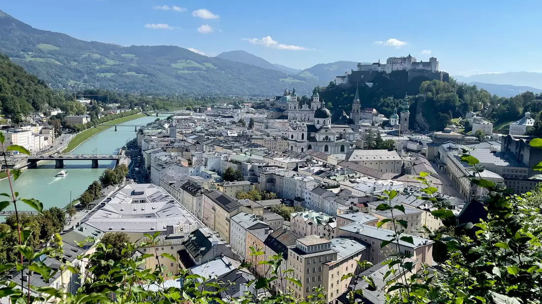 Vom Mönchsberg aus können Touristinnen und Touristen einen guten Blick auf Salzburg bekommen - die Festspiele wollen in dem Berg mehr Platz schaffen. (Archivbild) - Bild: Anita Arneitz/dpa-tmn