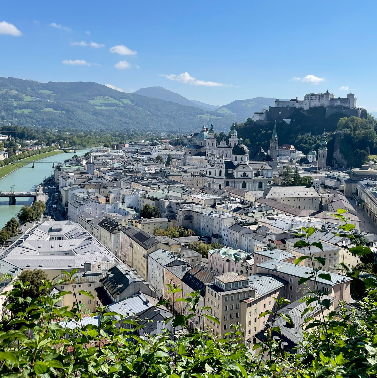 Vom Mönchsberg aus können Touristinnen und Touristen einen guten Blick auf Salzburg bekommen - die Festspiele wollen in dem Berg mehr Platz schaffen. (Archivbild) - Foto: Anita Arneitz/dpa-tmn