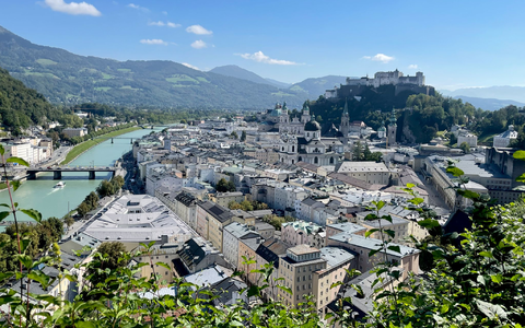 Vom Mönchsberg aus können Touristinnen und Touristen einen guten Blick auf Salzburg bekommen - die Festspiele wollen in dem Berg mehr Platz schaffen. (Archivbild) - Foto: Anita Arneitz/dpa-tmn