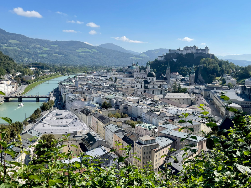 Vom Mönchsberg aus können Touristinnen und Touristen einen guten Blick auf Salzburg bekommen - die Festspiele wollen in dem Berg mehr Platz schaffen. (Archivbild) - Foto: Anita Arneitz/dpa-tmn