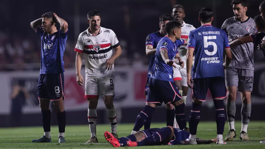Nach einem Zusammenbruch bei einem Spiel bei der Copa Libertadores in Brasilien musste er ins Krankenhaus. - Bild: Ettore Chiereguini/AP/dpa