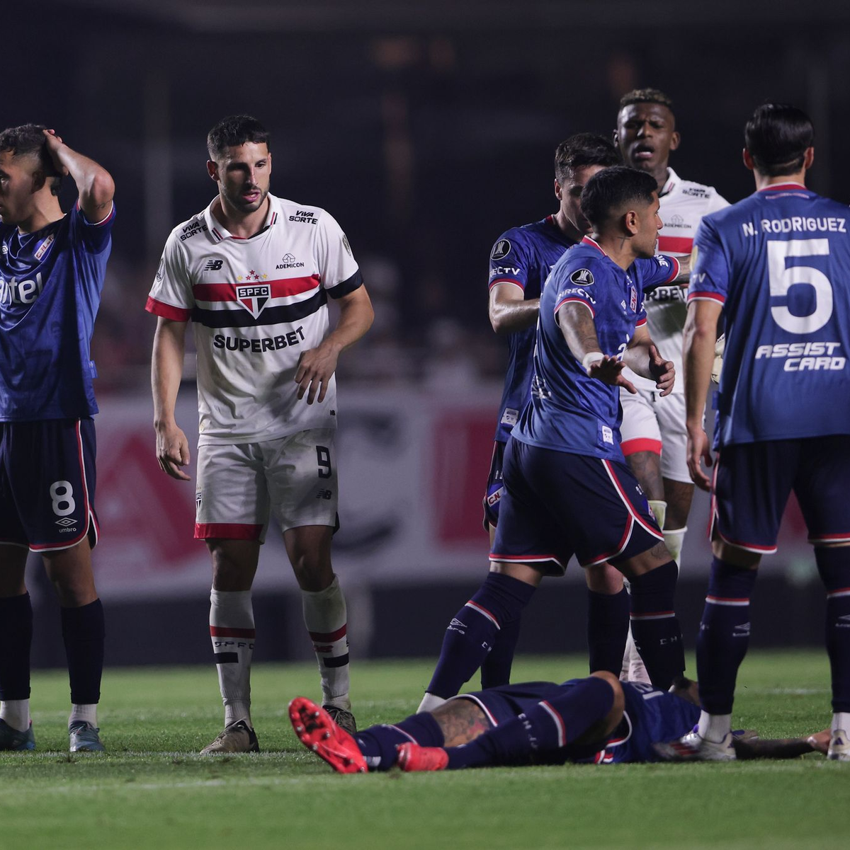 Nach einem Zusammenbruch bei einem Spiel bei der Copa Libertadores in Brasilien musste er ins Krankenhaus. - Foto: Ettore Chiereguini/AP/dpa