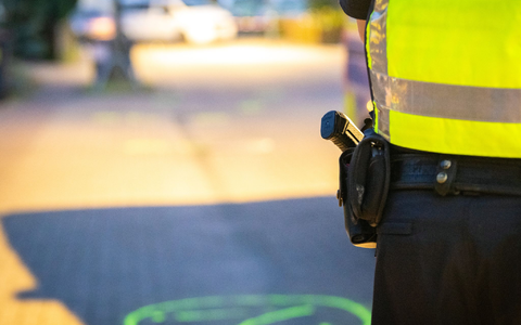 Die Polizei in Duisburg ermittelt nach tödlichen Polizeischüssen auf einen 26-Jährigen in Moers. Der Mann soll Polizisten mit Messern in den Händen angegriffen haben. - Foto: Benjamin Westhoff/dpa