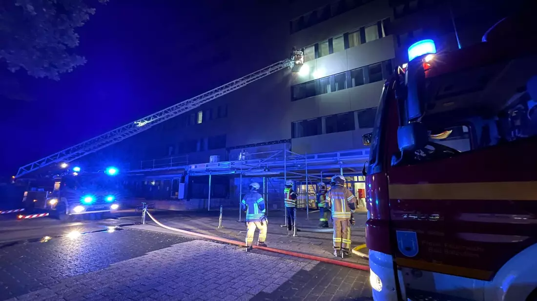 FF Bad Salzuflen: Kellerbrand sorgt für Verrauchung im Bad Salzufler Rathaus / Rund 50 Einsatzkräfte sind am Dienstagabend an der Rudolph-Brandes-Allee vor Ort - Bild: presseportal.de