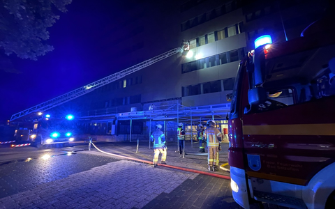 FF Bad Salzuflen: Kellerbrand sorgt für Verrauchung im Bad Salzufler Rathaus / Rund 50 Einsatzkräfte sind am Dienstagabend an der Rudolph-Brandes-Allee vor Ort - Foto: presseportal.de