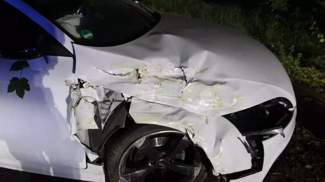 POL-RBK: Wermelskirchen - Audi kommt von der Fahrbahn ab und kollidiert mit einem Baum - Zwei Personen leicht verletzt - Bild: presseportal.de
