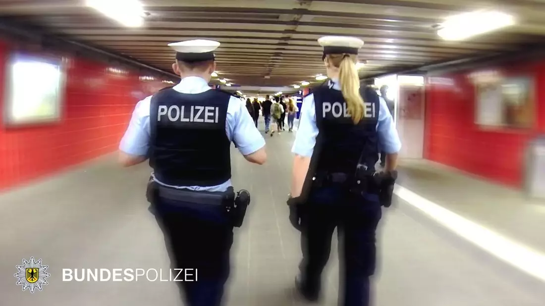 Bundespolizeidirektion München: Urinieren in Mülleimer führt zu Gewalttat / Bundespolizei ermittelt nach körperlicher Attacke in einem Regionalzug - Bild: presseportal.de