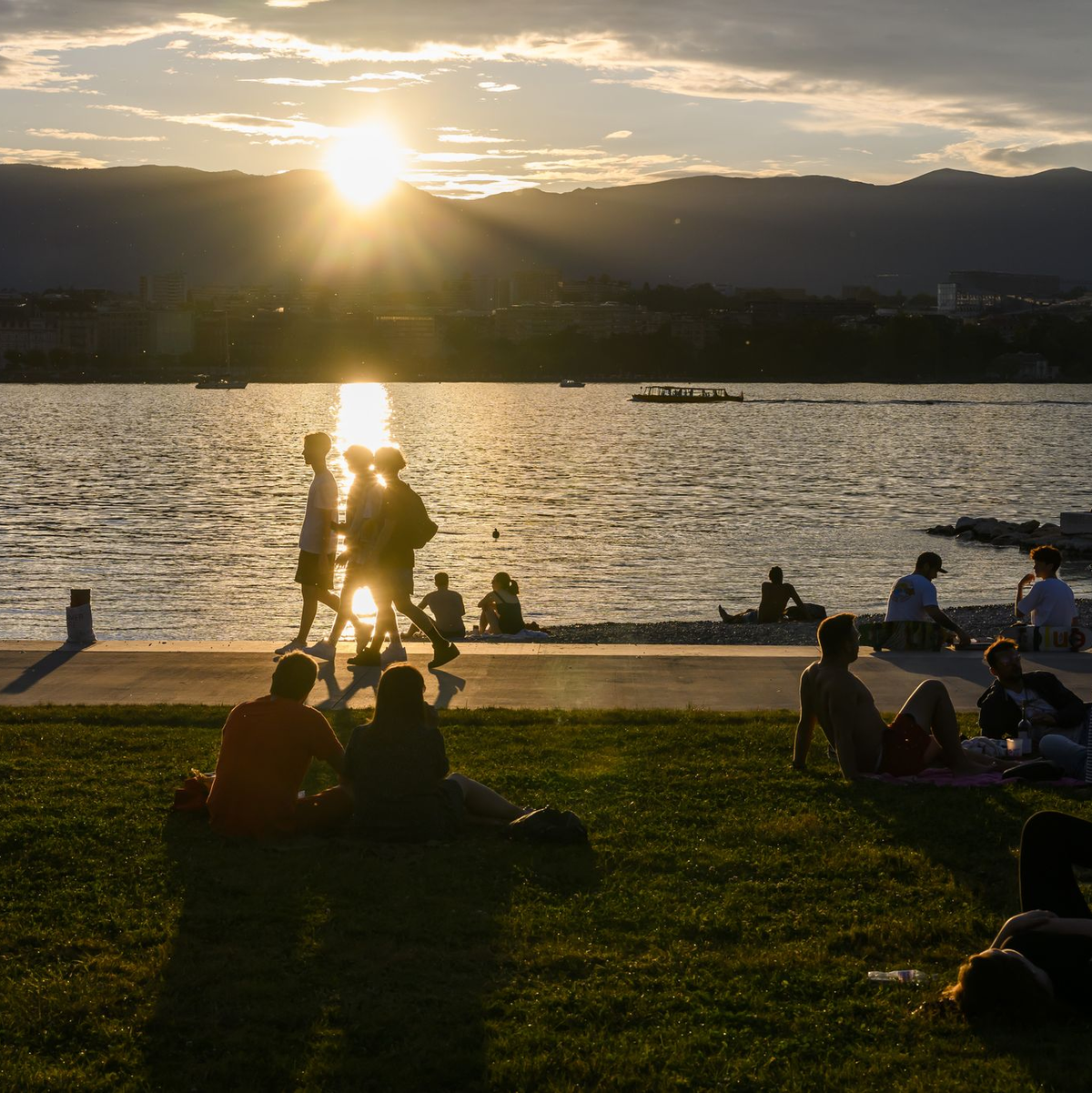 Genf liegt am malerischen Genfersee und ist fast vollständig von Frankreich umgeben. (Archivbild) - Foto: Jean-Christophe Bott/KEYSTONE/dpa