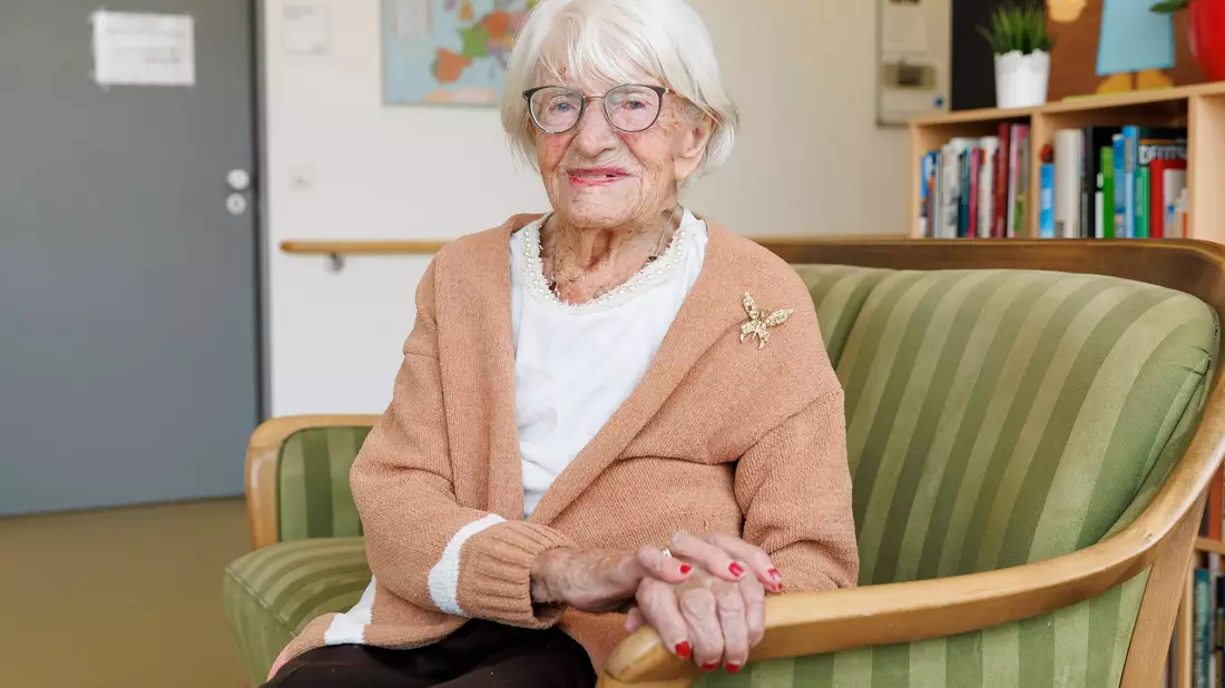 Die wohl älteste deutsche Frau, Charlotte Kretschmann aus Baden-Württemberg, ist im Alter von 114 Jahren in einem Seniorenheim gestorben. (Archivbild) - Bild: Julian Rettig/dpa
