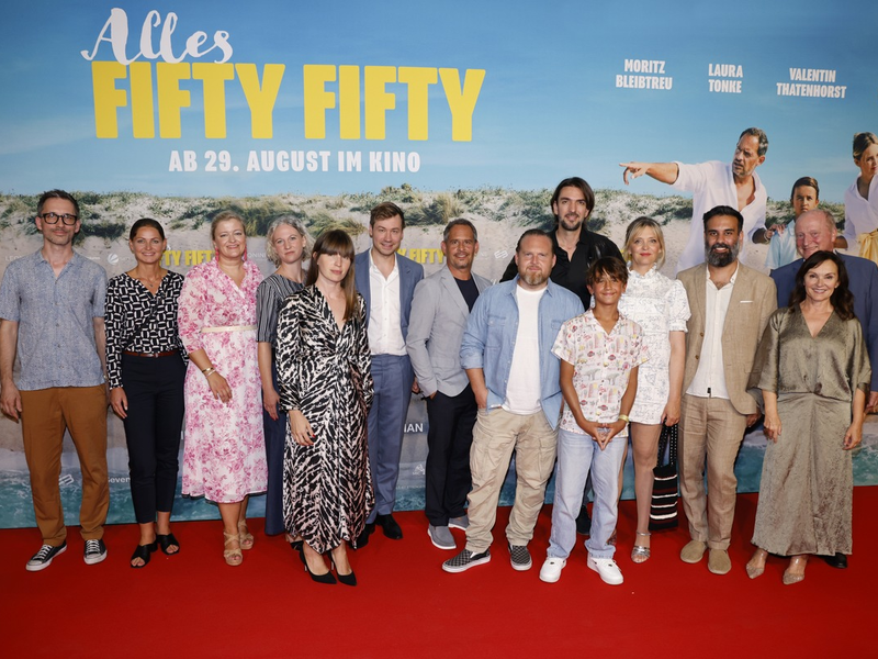 Sommer-Feeling & beste Stimmung bei der Berlin-Premiere von ALLES FIFTY FIFTY / Ab 29.8.2024 im Kino! - Foto: presseportal.de