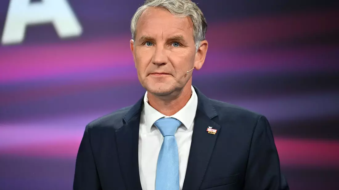 Thüringens AfD-Spitzenkandidat Björn Höcke hat nach Angaben seiner Partei gesundheitliche Probleme und nimmt deshalb nicht wie geplant an einer TV-Runde teil. (Archivbild) - Bild: Martin Schutt/dpa