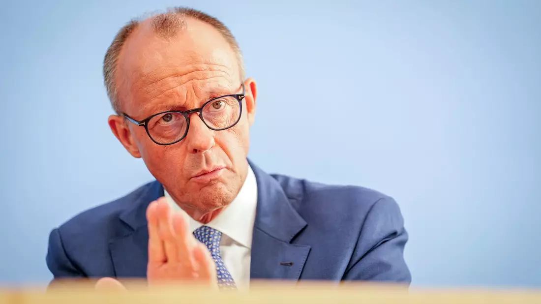 Kurzzeitig habe die Koalition auf der Kippe gestanden, sagt Merz. (Archivbild) - Bild: Kay Nietfeld/dpa