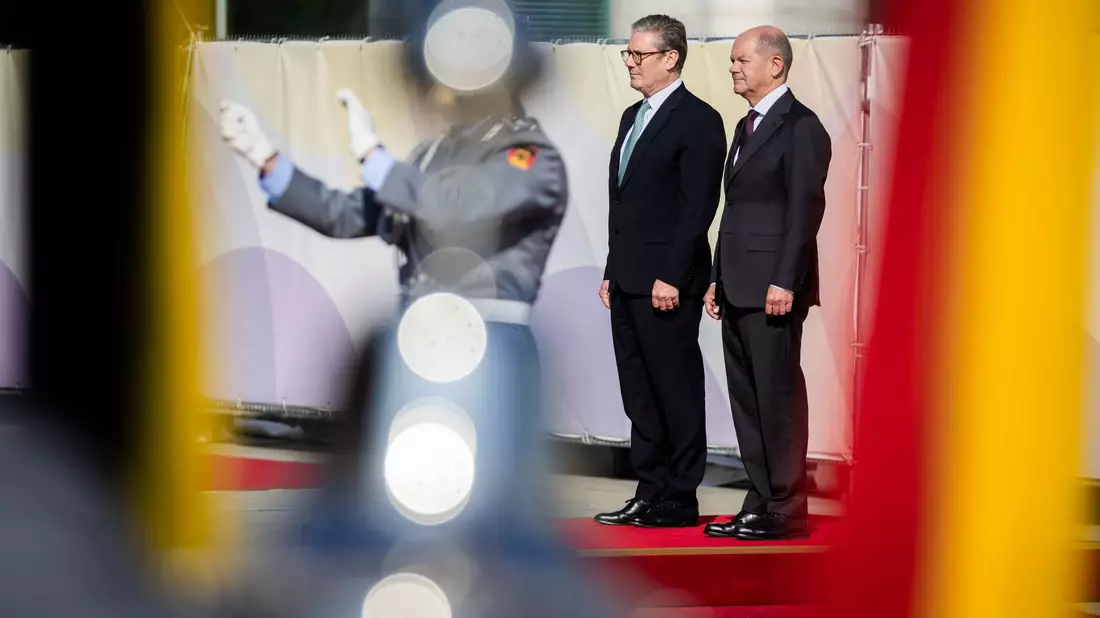 Die erste Reaktion des Kanzlers auf die Wahlen in Sachsen und Thüringen ist eine Mischung aus Enttäuschung und Erleichterung.  - Bild: Christoph Soeder/dpa