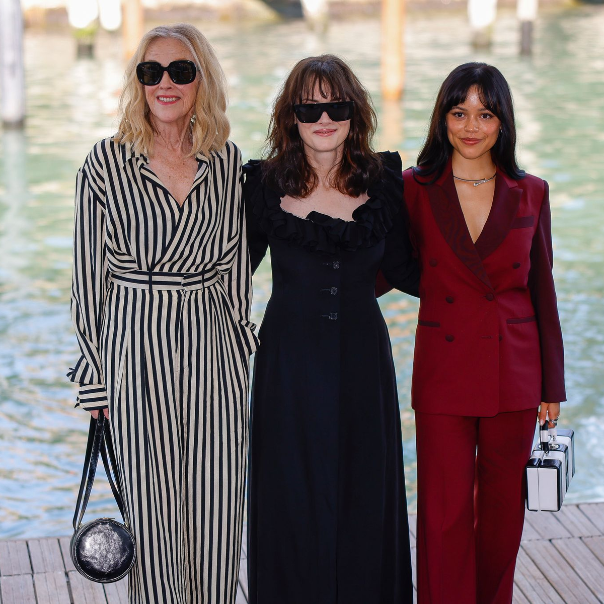 Catherine O'Hara (l-r), Winona Ryder und Jenna Ortega spielen Hauptrollen im Film. - Foto: Vianney Le Caer/Invision/AP/dpa