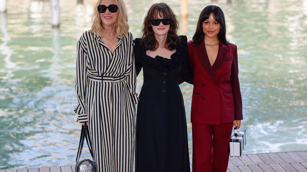 Inés de Ramón begleitete Brad Pitt zur Premiere seines Films «Wolfs». - Foto: Vianney Le Caer/Invision/AP/dpa