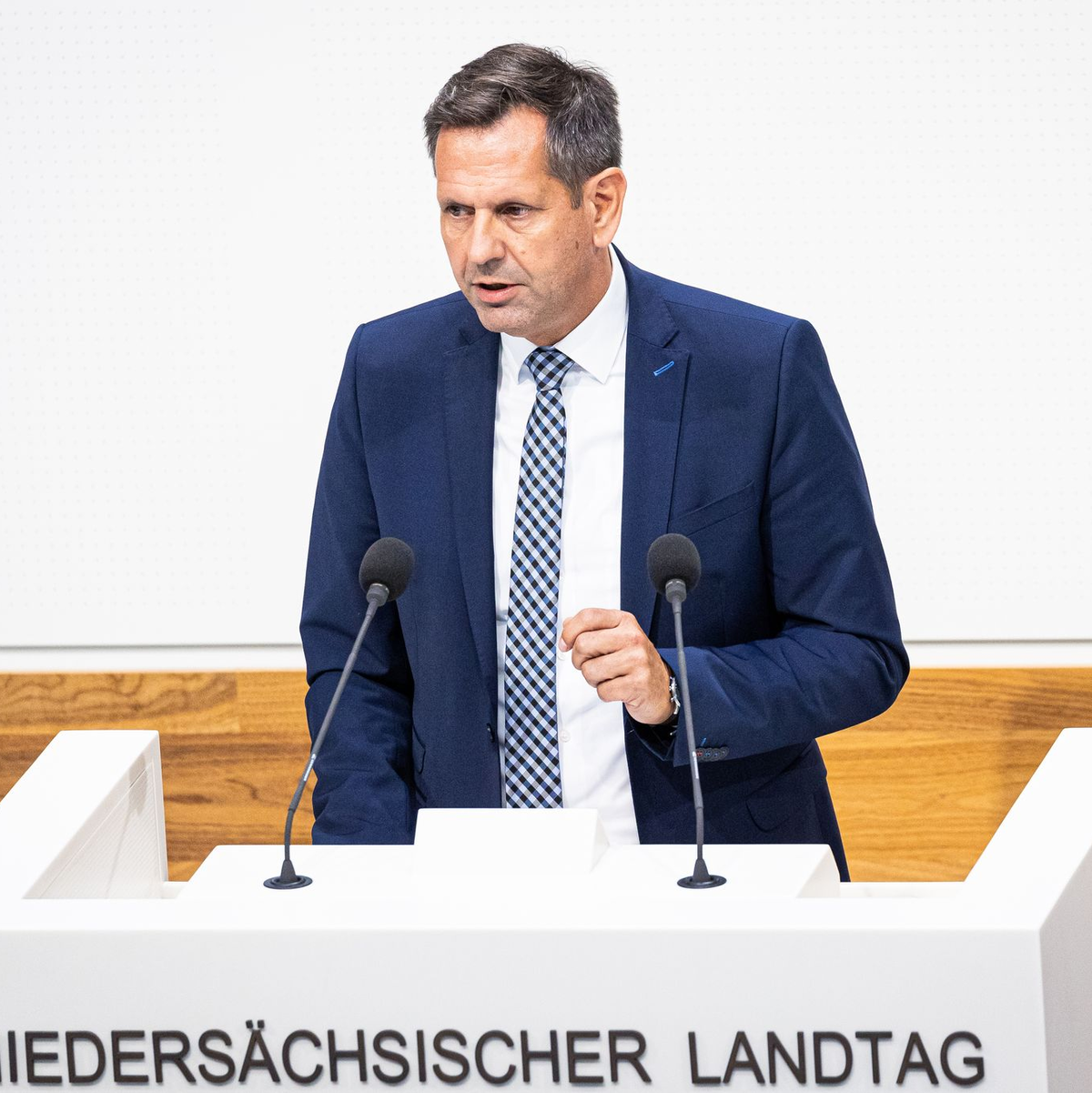 Der Staat müsse sich dafür einsetzen, die Arbeitsplätze rund um die Werft zu erhalten, sagt Niedersachsens Wirtschaftsminister Lies. - Foto: Moritz Frankenberg/dpa